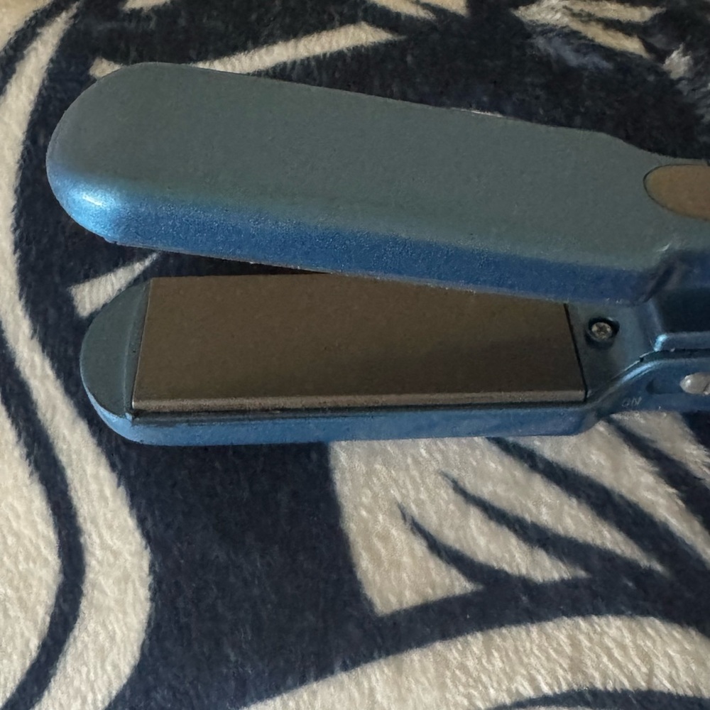 BabyBliss Mini Compact Blue Hair Straightener - Picture 3 of 4
